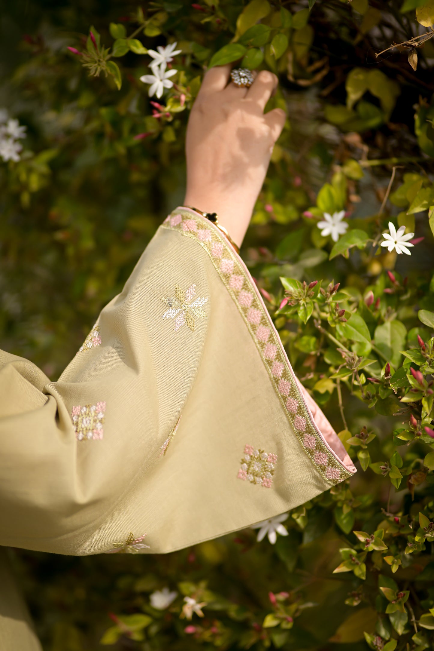 Zerua – Khaddar Pistachio Green 2 Piece Embroidered Pret (AM023)