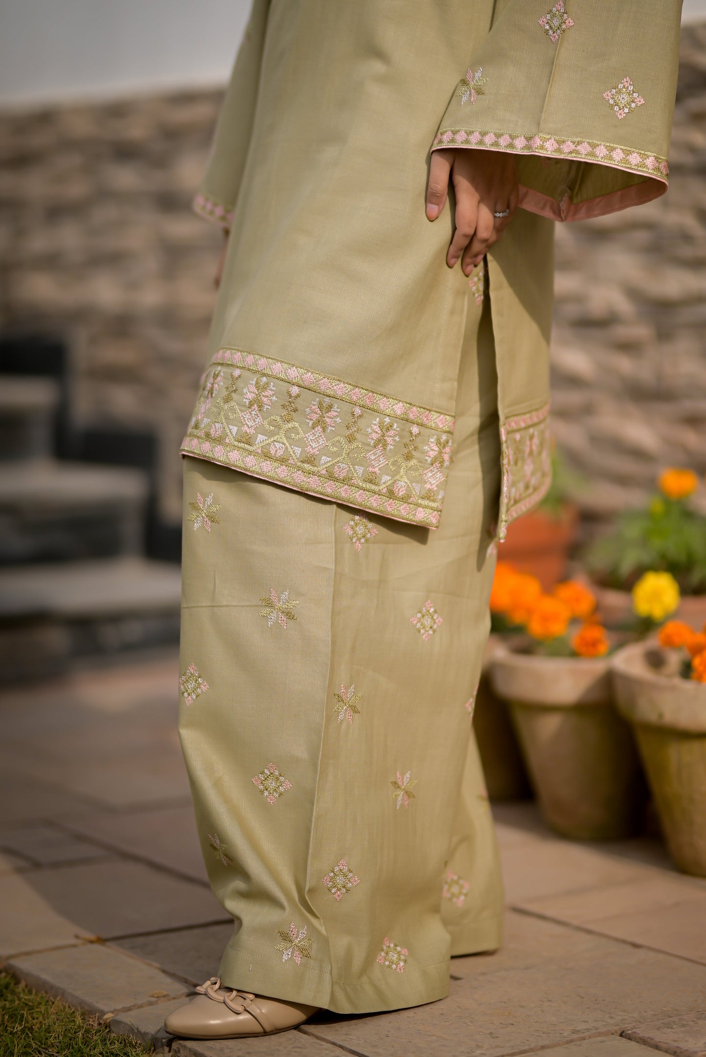 Zerua – Khaddar Pistachio Green 2 Piece Embroidered Pret (AM023)